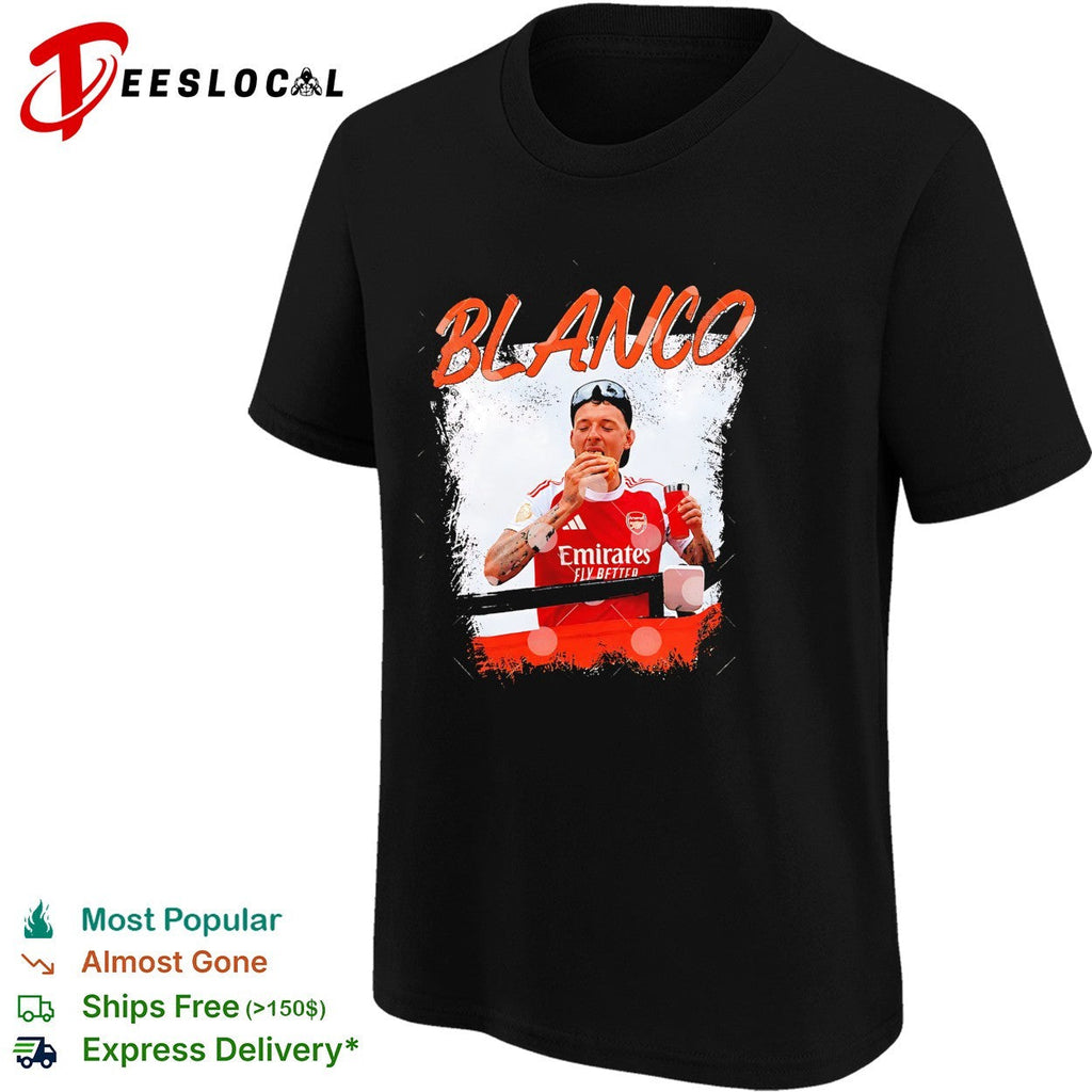 Blanco Arsenal player eating a sandwich after match candid photo graphic shirt Unisex
