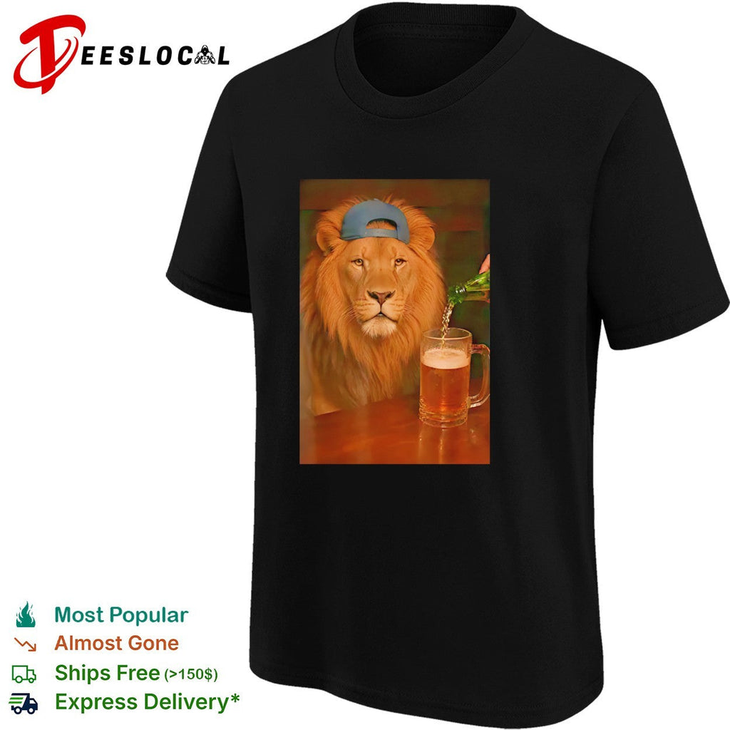 Lion wearing cap beer mug cool bar photo realism shirt Unisex
