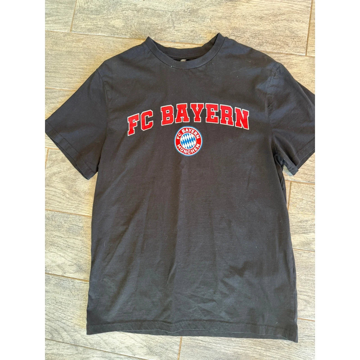 FC Bayern Munich size Large Tee Shirt Graphic Futbol Soccer Mens Unisex
